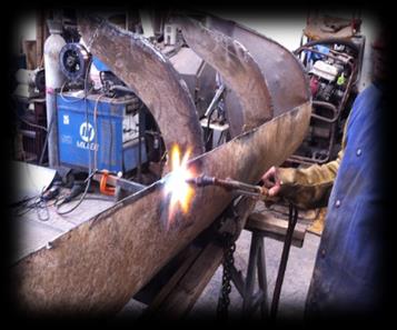 Trabajo real de soldadura en una pieza industrial