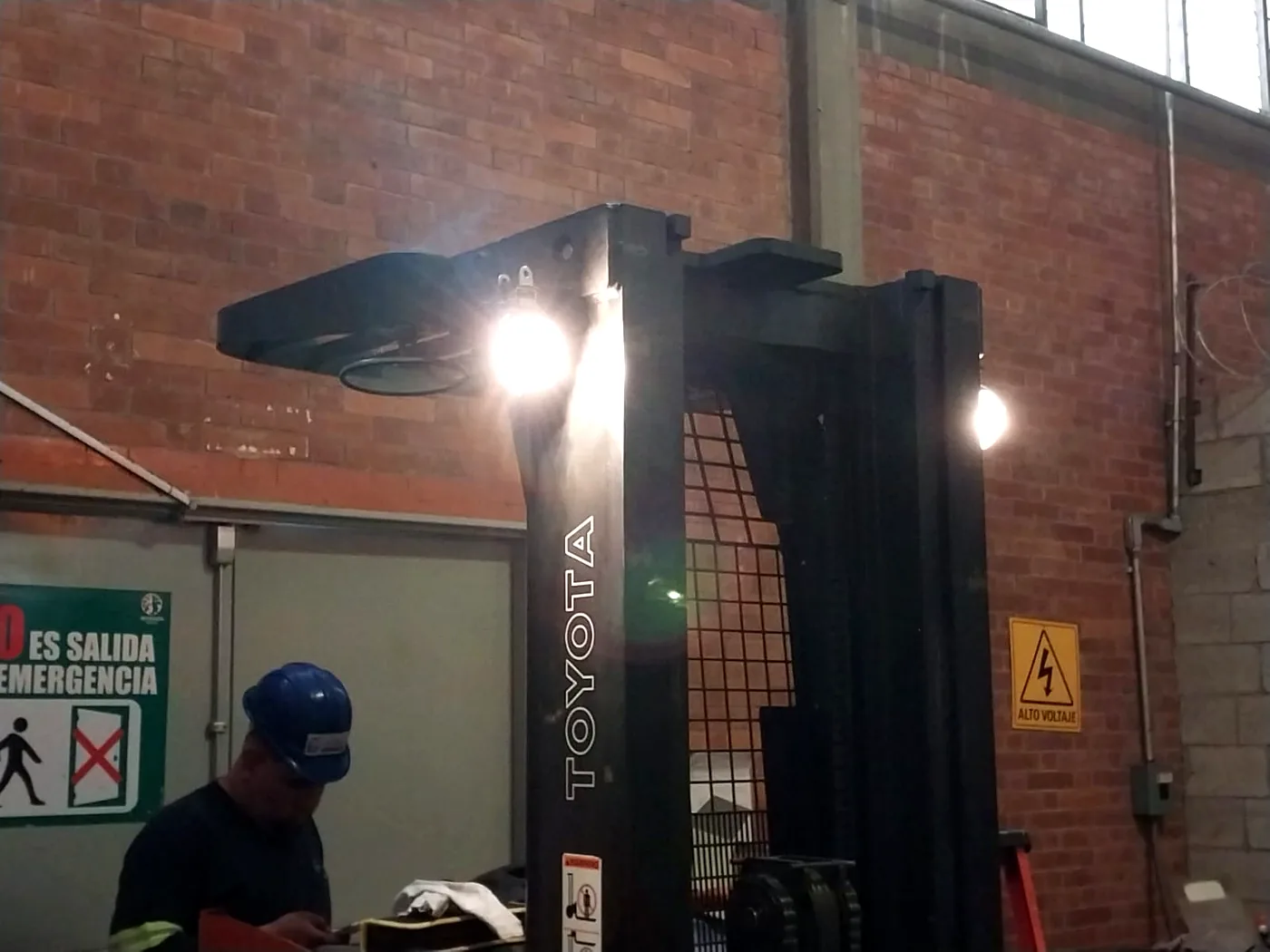 Trabajos de desmontaje sobre un montacargas en taller